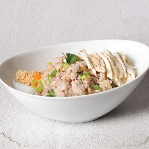 ก๋วยเตี๋ยวพิเศษไก่หมูสับ (น้ำ/แห้ง/ต้มยำ/แห้งยำ)