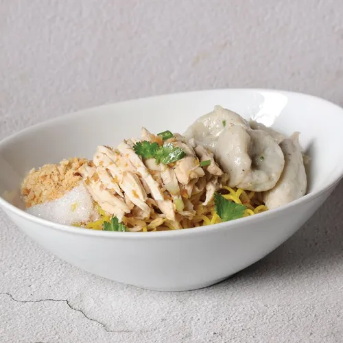 ก๋วยเตี๋ยวพิเศษไก่ลูกชิ้นปลา (น้ำ/แห้ง/ต้มยำ/แห้งยำ)